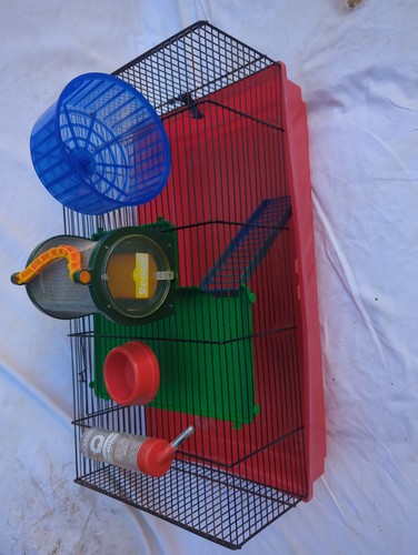 Hamsterkäfig mit viel